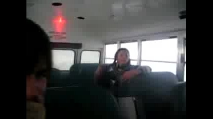 Момиче в автобус