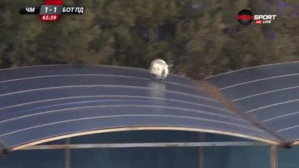 Приятна разходка на футболна топка на козирката на стадиона в Каварна
