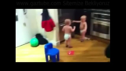 близнаци бебета се борят за чорапи