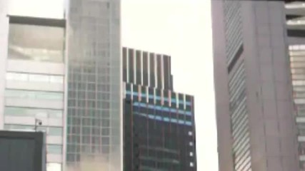 небостъргач се люлее от земетресението в Япония 
