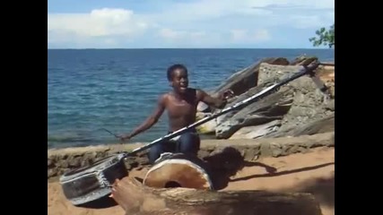 Африкански музикант свири и пее прекрасно на самоделни инструменти