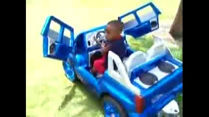 Малките деца също могат да имат готини коли 