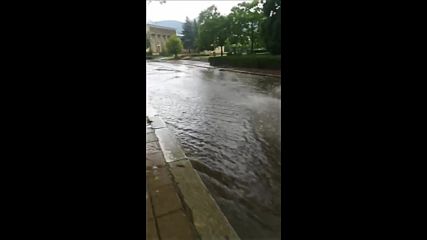 Улиците в Златица под вода след 30-минутен порой