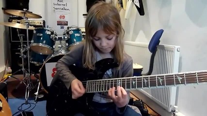 Осем годишно момиченце свири на китара