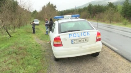 Младеж пострада при удар в дървета с колата си