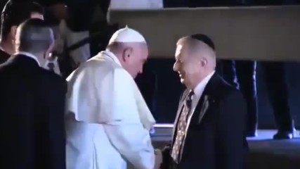 Папа Франциск се кланя и целува ръцете на Ротшилд и Рокфелер! Разобличение!