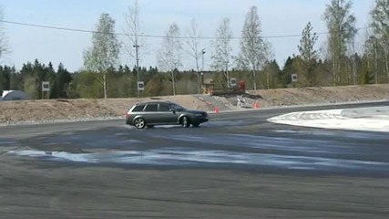 Audi Rs6 взима остър завой 