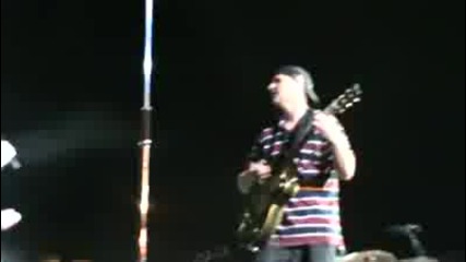 Сляп китарист на сцена с U2