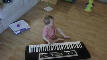 Бебе свири на електронно пиано 