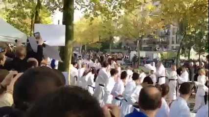 Звездата Жан - Клод Ван Дам на откриването на статуята си в родния му град Брюксел