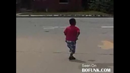 Малко дете танцува танц