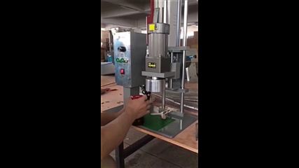 Полуавтоматична затваряща машина за стъклени буркани с туист оф капачка