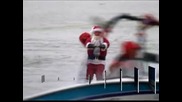 Дядо Коледа кара водни ски в река Потомак