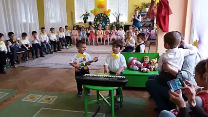 Кристияна Младенова Берковица - първо тържество в детската градина - Юлско утро