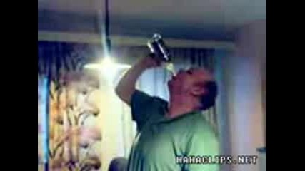 Професионалист изпива шише водка за 11 секунди! 
