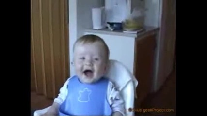 Смеещо се бебе