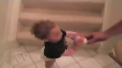 Това бебе умее да се пързаля по стъбите за да си вземе шишето!