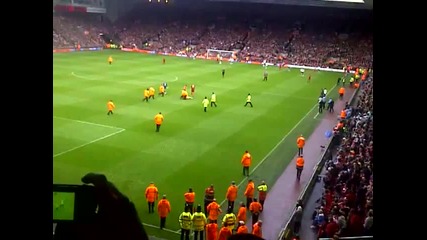 Луд фен тича чисто гол по Anfield ! (смях)