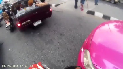 Добро момче помага на възрастен на пътя!