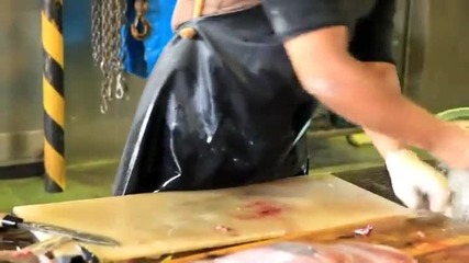 Специалист с бързи ръце превръща риба тон във филе!