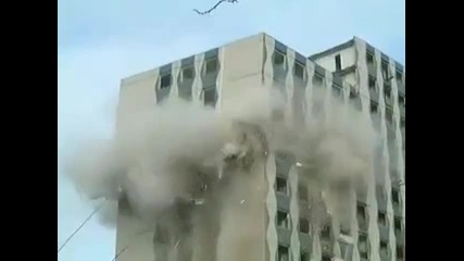 Събаряне на сграда по странен начин