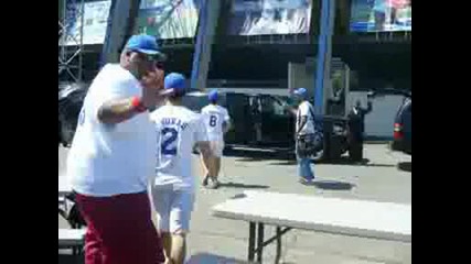 [ ] Jonas brothers играят baseball в Tacoma