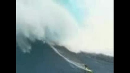 Сърфист Кара По Огромна Вълна