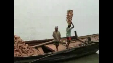 Достойно за гинес! мъж пренася тухли вижте как.