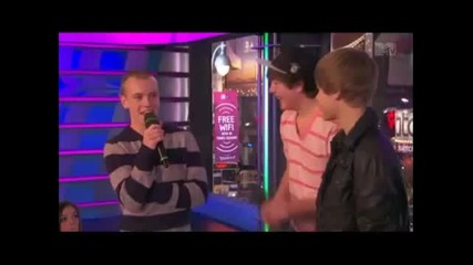 Ryan i Chaz iznenadvat Djystin po vreme na interviu.. 