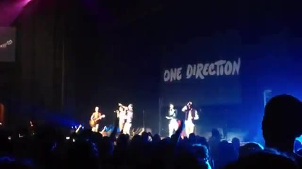 Страхотно изпълнение на момчетата - One Direction - Use Somebody
