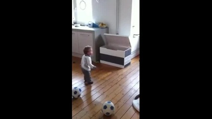 Бебе футболна звезда!