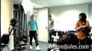 One Direction - Интервю зад сцената с Fifi and Jules преди концерта в Мелбърн