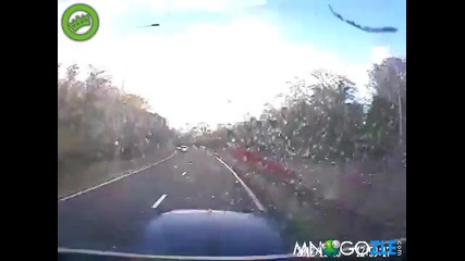 Идиот спира на магистрала