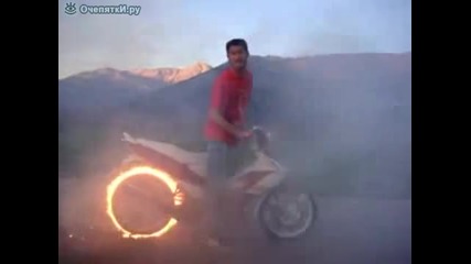 Мощен мотоциклет запалва задната си гума