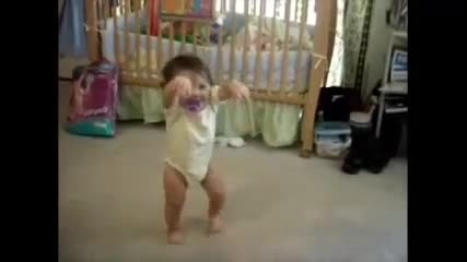 Танц изпълнен от сладко бебче