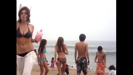 Bella Thorne на плаж с приятели и Zendaya ;]