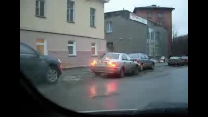 професионално паркиране извършено от блондинка