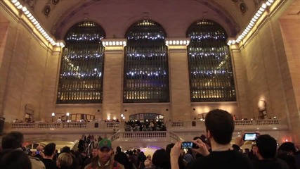 Светлини от хора по случай 100 години на Grand Central Terminal в Ню Йорк