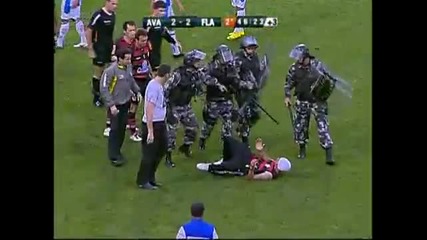 Фен на Фламенго нахлува на терена 