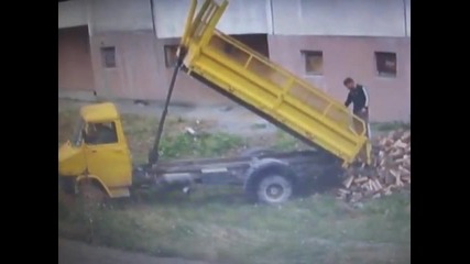 Камион разтоварва дърва