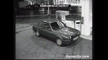 Жена се опитва да си зареди сама колата с безин (забавно :) )