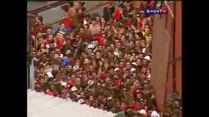 Лудото представяне на Роналдиньо в Бразилия - Феновете счупиха вратата на влизане в стадиона 