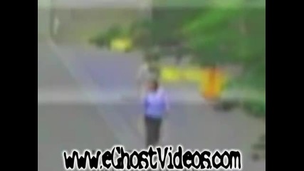 Жена върви през призрак в Япония