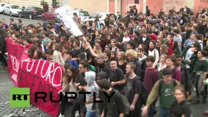 Italy: Students rally against Renzi's reforms outside Ministry of Education