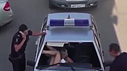Пияна рускиня си намери изход от заключена полицейска патрулка!