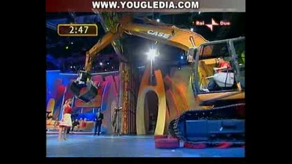 Събличане на жена с багер