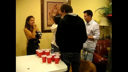 Хванаха го да играе на beer pong с друго момиче