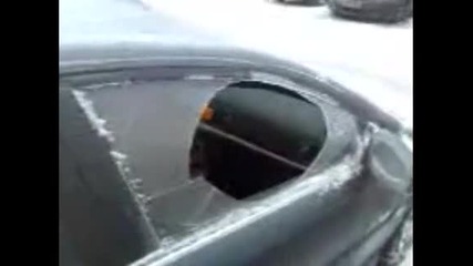 Руснак чупи лед на кола с глава, много са луди еййййй 