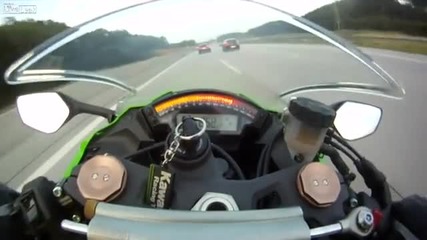 Audi изпреварва Kawasaki каращо с 300 км/ч !!