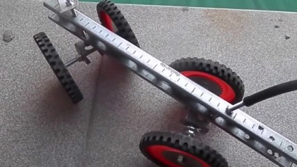 Четириколката - куад от велосипедни части се управлява лесно дори и с наклон на тялото